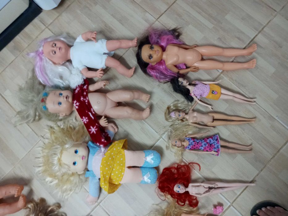 15 bonecas e 1 carrinho de brincar
