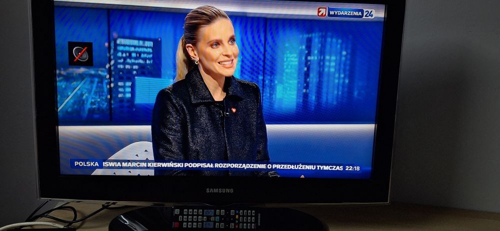 Tv Samsung LE32D450 32" HD z podstawą i pilotem.