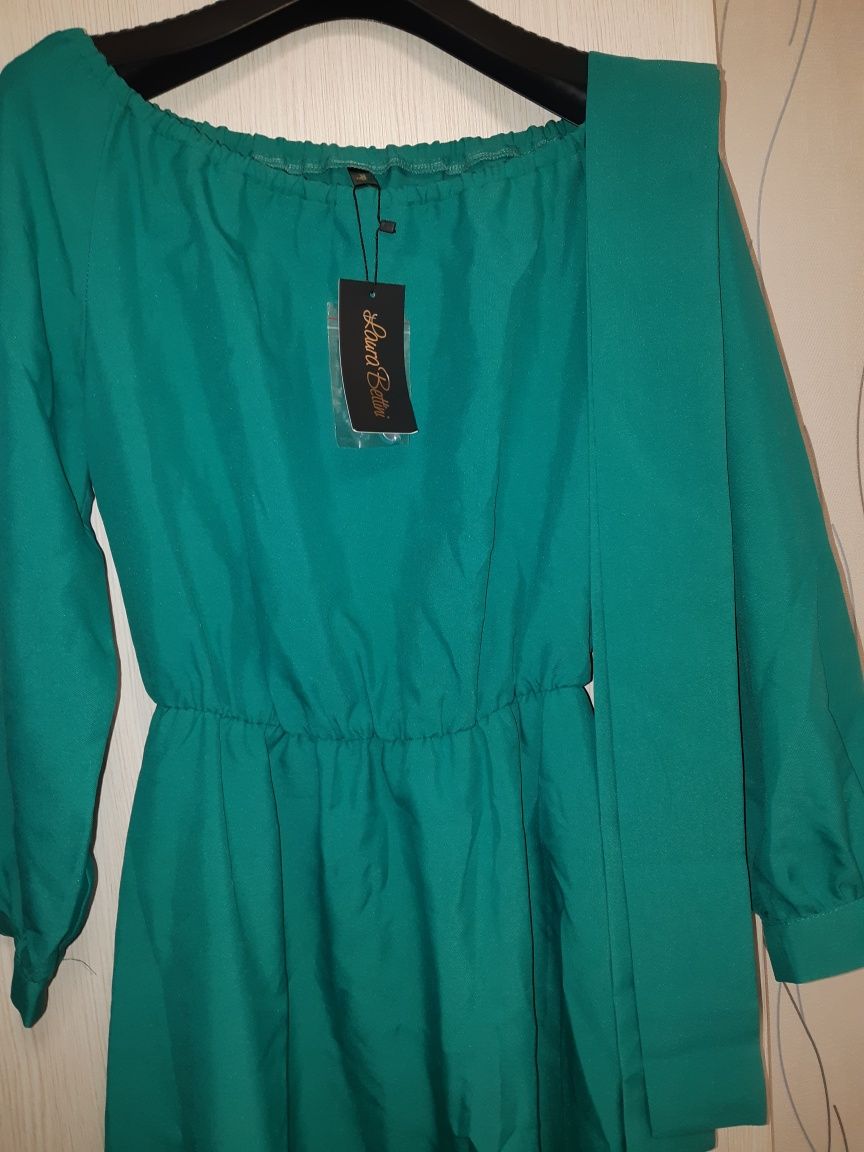 Продам нове жіноче плаття,розмір хл,в зеленому кольорі.