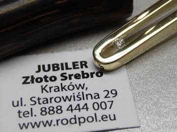 Złota podłużna zawieszka z diamentem brylant 0,04 ct.