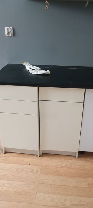 Aneks kuchenny z zlewozmywakiem oraz z szafkami wiszącymi