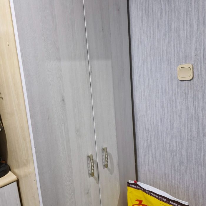 Szafa z drążkiem na wieszaki