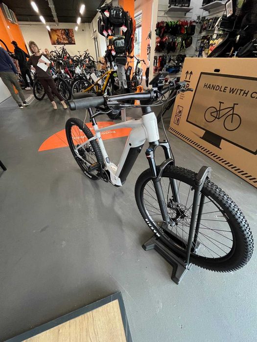 Nowy rower elektryczny  Focus Jarifa2 6.7, szary, karta serwisowa