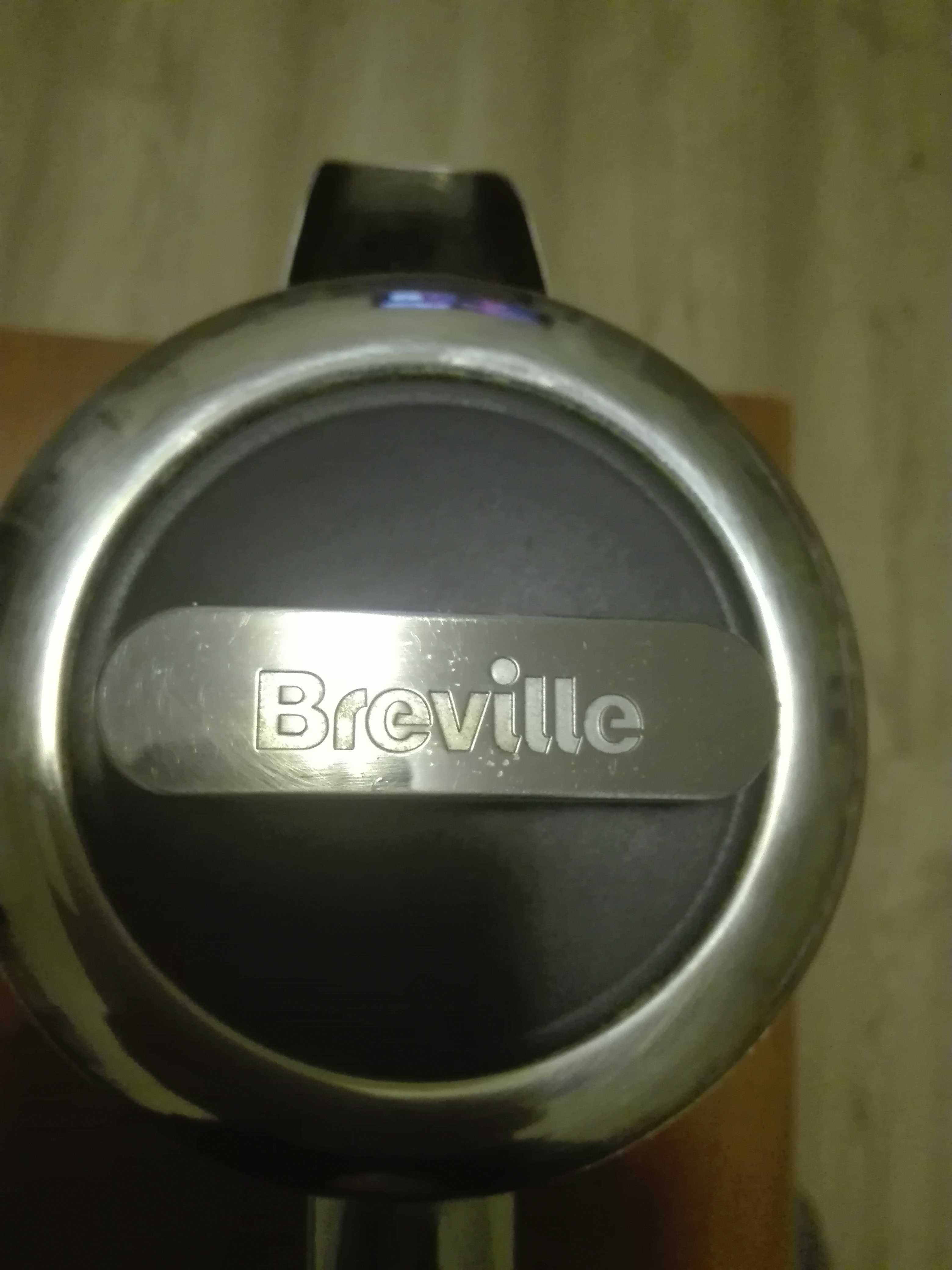 Продаю електрочайник Breville VKT063