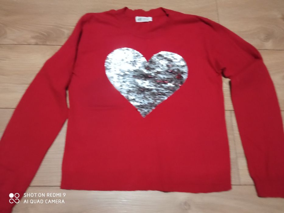 Sfeter czerwony H&M z  sercem z cekinów.