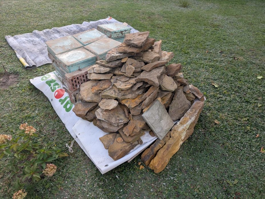 Bloczki szklane, cegły, piaskowiec