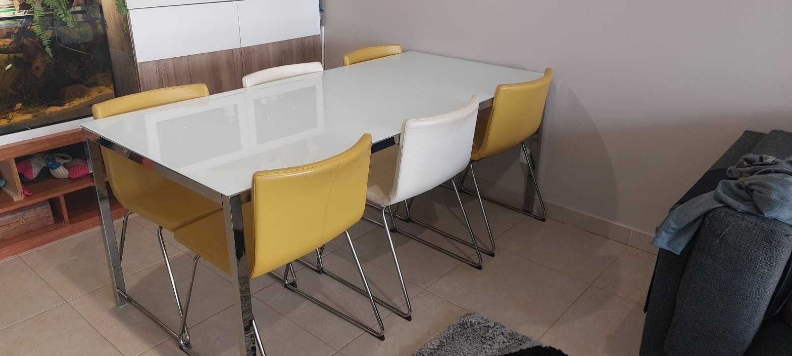 Moderno conjunto mesa de jantar e cadeiras