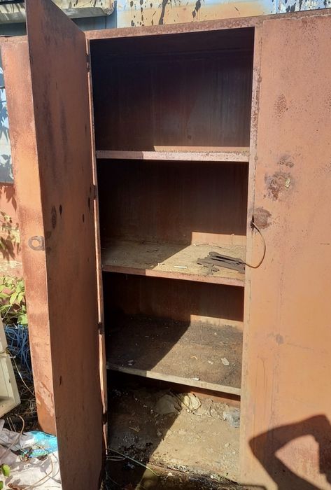 Металевий шкаф контейнер