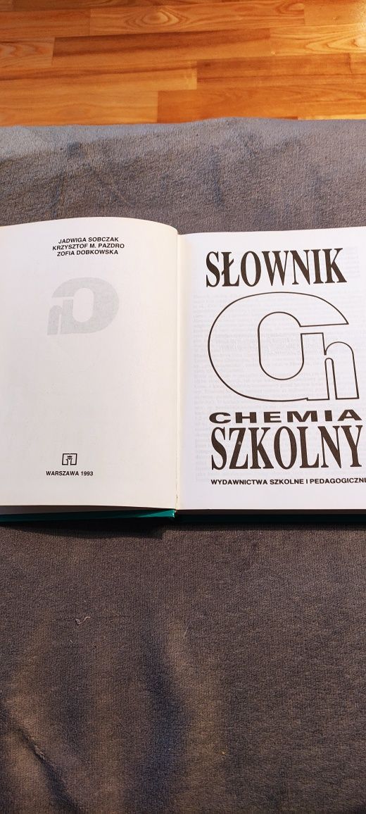 Słownik szkolny chemia