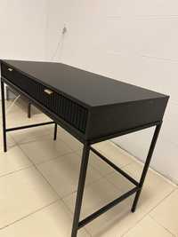 Czarne biurko z lamelami