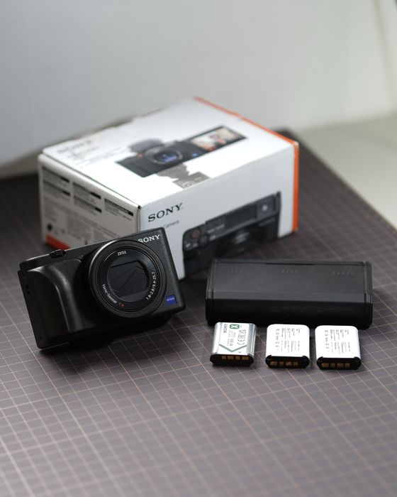 Камера SONY ZV-1 (додатковий батарейний блок TELESIN + wood grip)