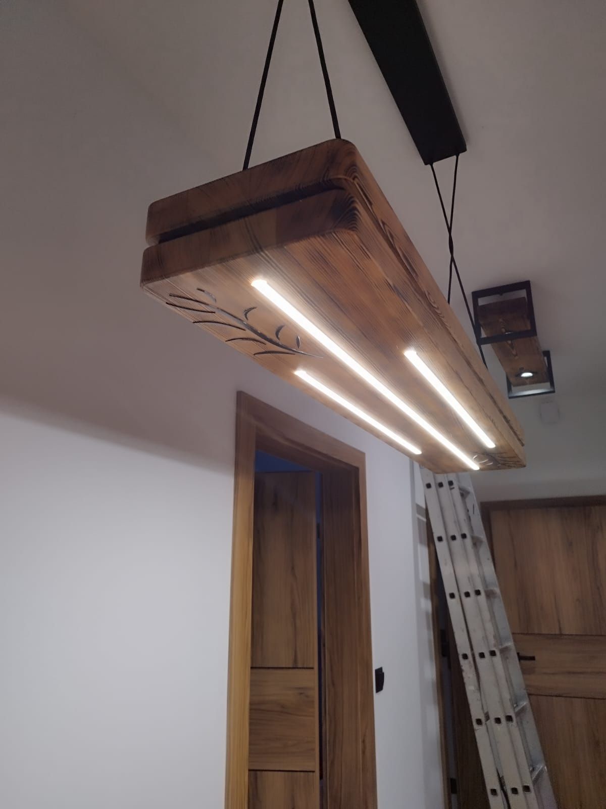 Lampa z drewna loft