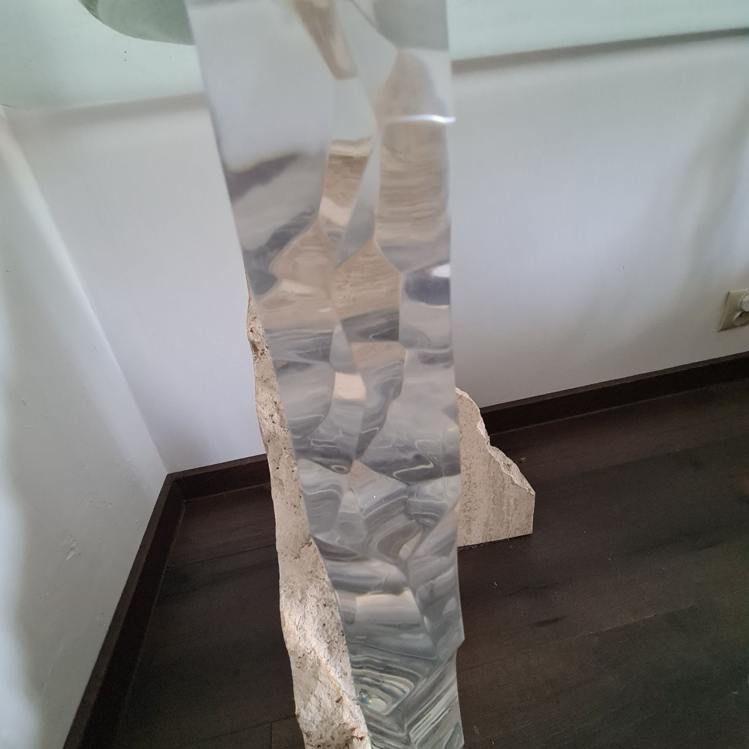 Stół szklany z granitowymi nogami