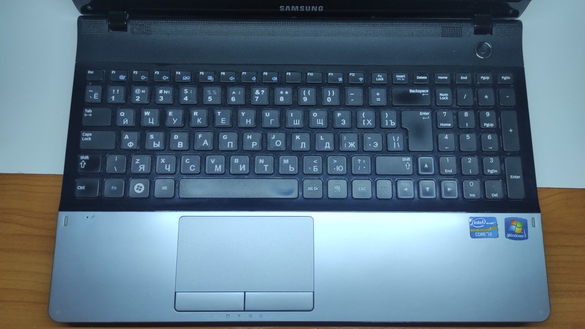 Ноутбук Samsung NP300E5, i3