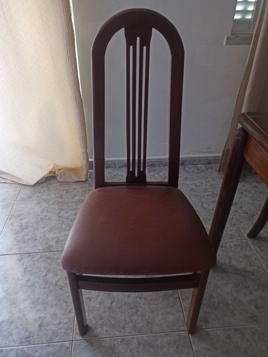 Mesa de sala com quatro cadeiras