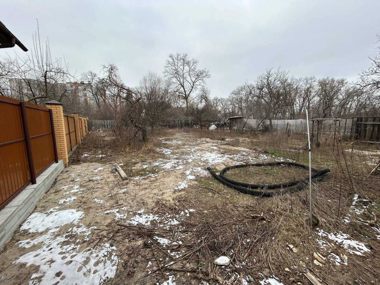 Продам земельну ділянку з будинком, в центрі міста