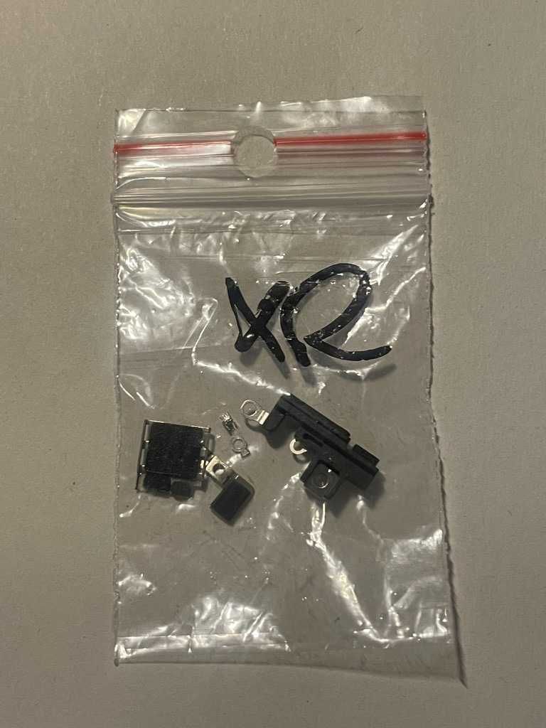 Zestaw blaszek do iPhone XR,elementy plastikowe dolnego głośnika mikro