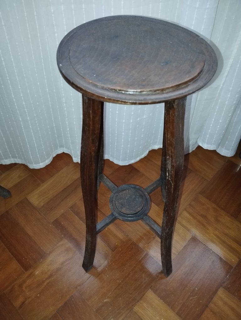 Suporte de vasos em madeira restaurada