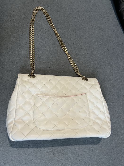 Torebka biała na ramię pikowana złote łańcuchy