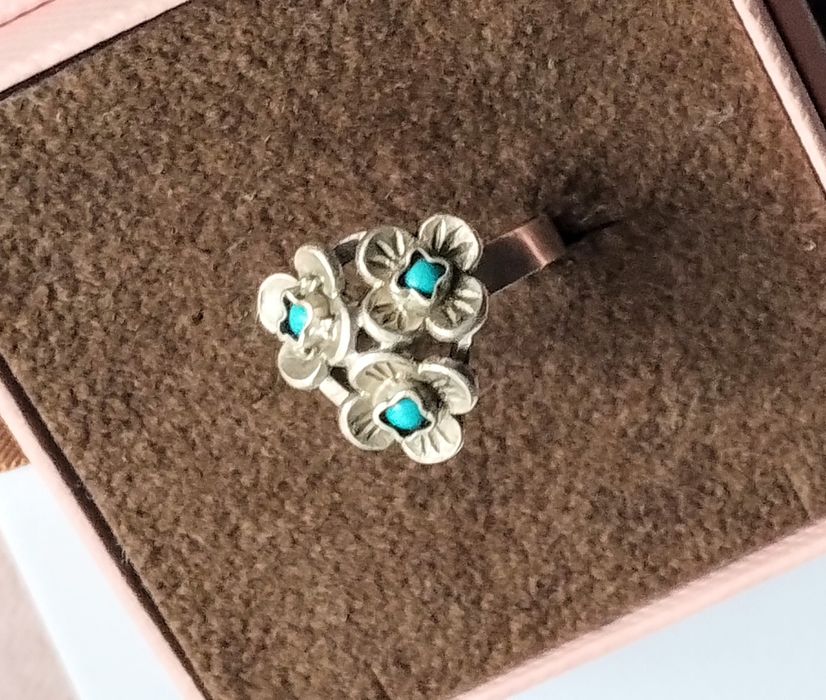 Srebrny pierścionek Warmet. Niezapominajki z turkusami.