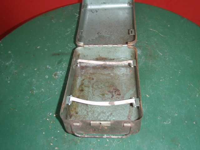 Metalowa puszka starej zabytkowej apteczki