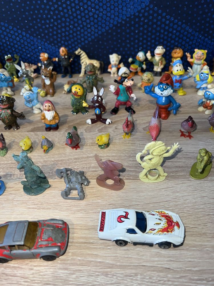 Stare zabawki, smerfy i tak dalej, figurki. PRL