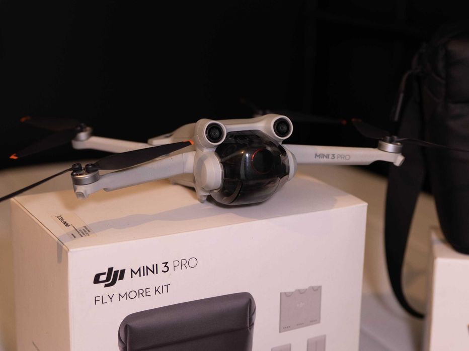 Dron DJI Mini 3 pro FLY MORE COMBO z aparaturą RC.