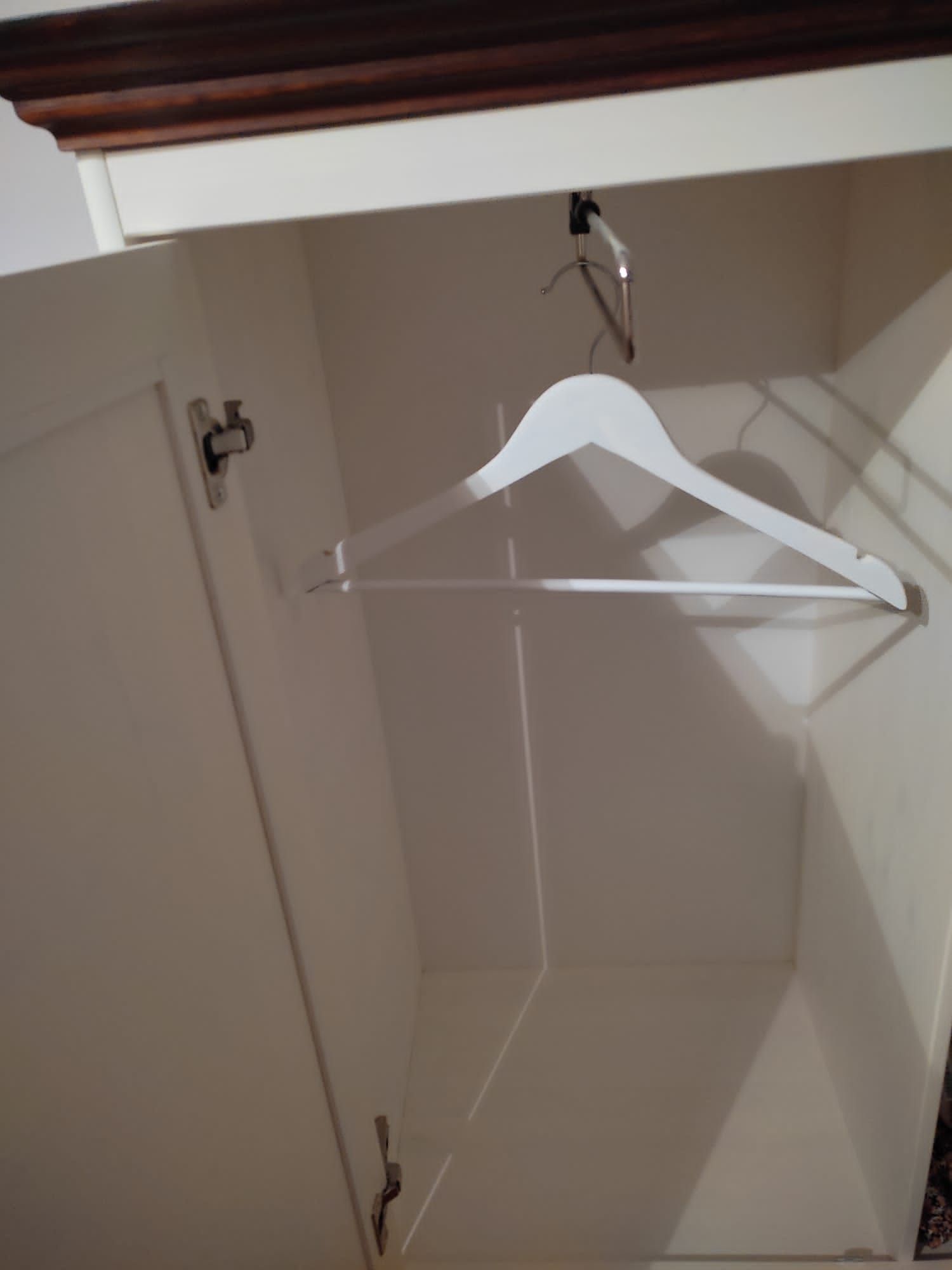 Sosnowa bieliźniarka biały - orzech do salonu Belluno Elegante