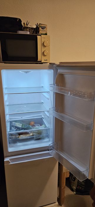 Vendo um frigorífico e um microondas