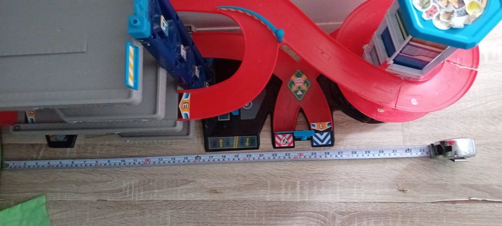 Pista para carros com elevador e torre de controlo