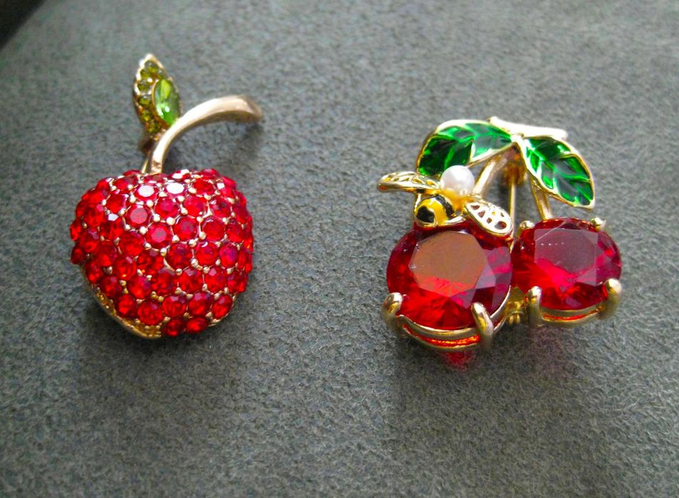 Alfinete / Broche / Pregadeira 2 Cerejas NOVO