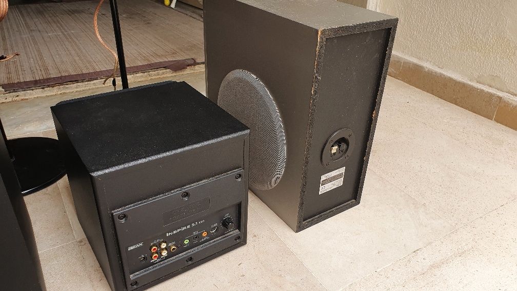 Aparelhagem  de som colunas com pé .um sub-200  rádio amplific sony