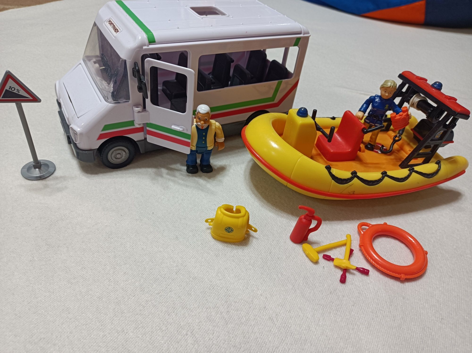 Strażak sam autobus Trewora oraz łódź strażacka