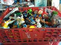 Caixa com centenas de brinquedos