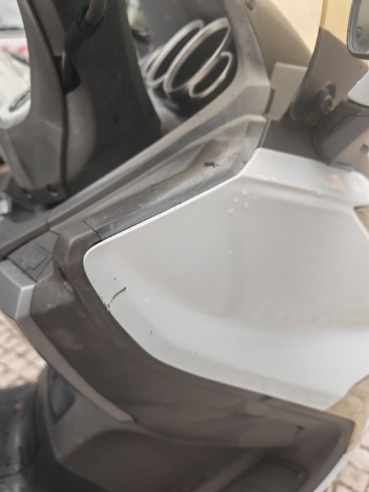Mota Sym GTS 125i com baú traseiro