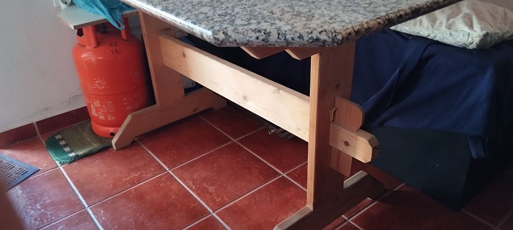 Mesa de cozinha em granito