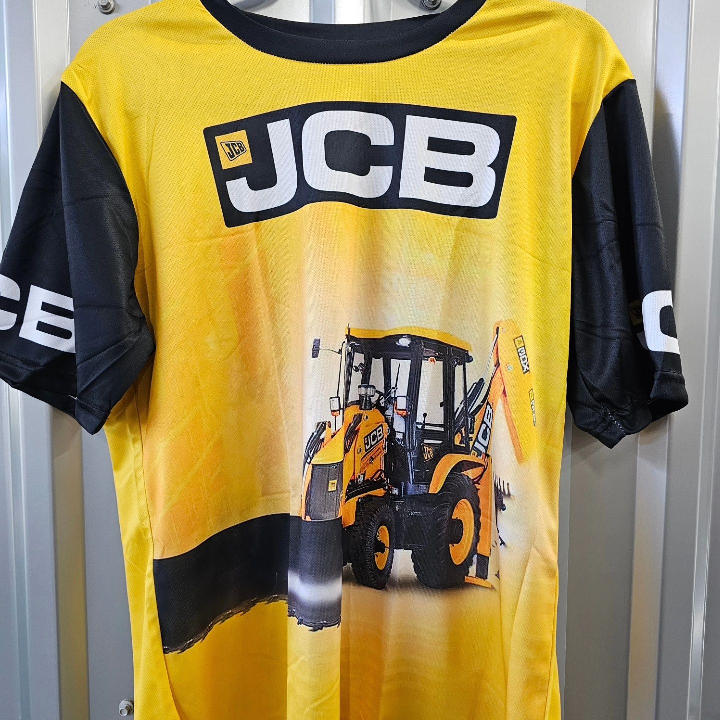 Продам  футболки, кепки JCB