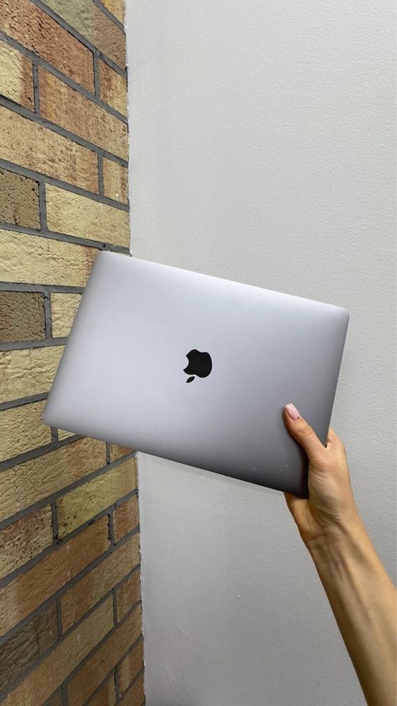Used apple macbook pro 13 i5 8/256 space