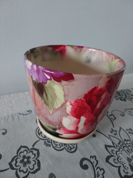 Doniczka w piękne kwiaty