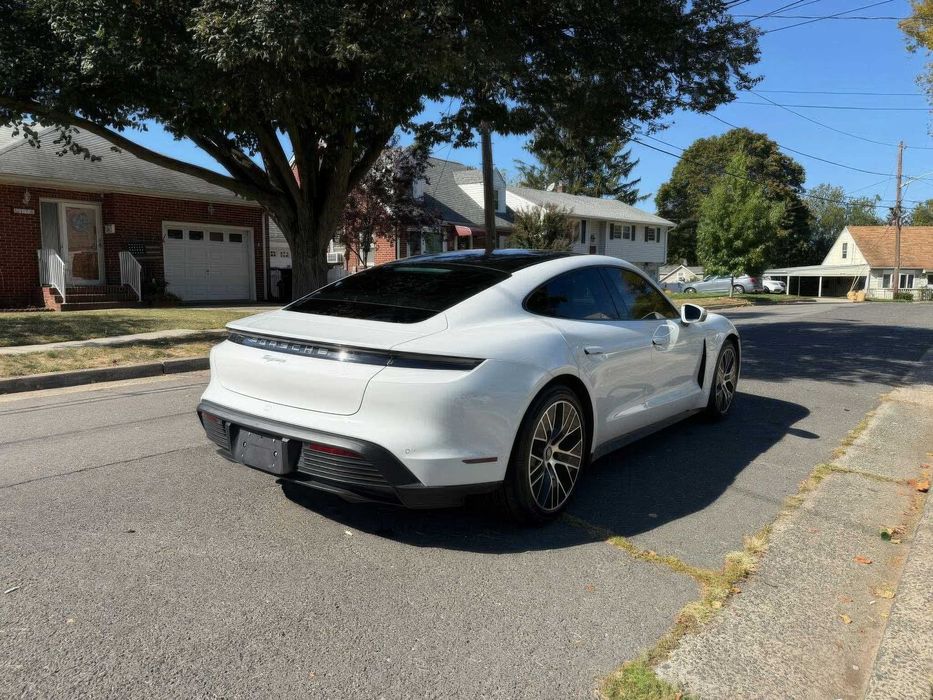 Porsche Taycan      2021