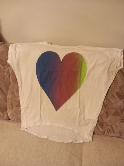 Biała Koszulka z tęczowym sercem