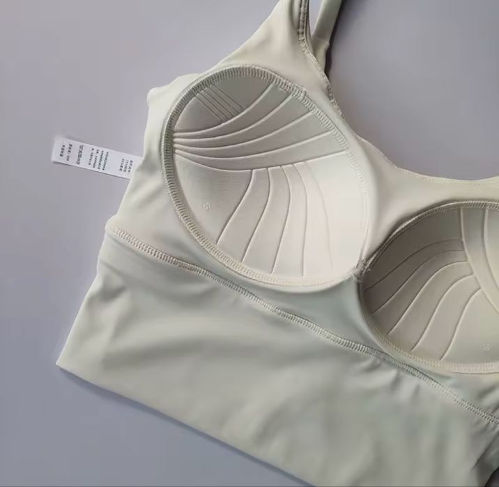 Топ спортивний з чашками