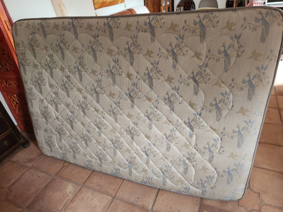 Ofereço colchão de molas ortopédico