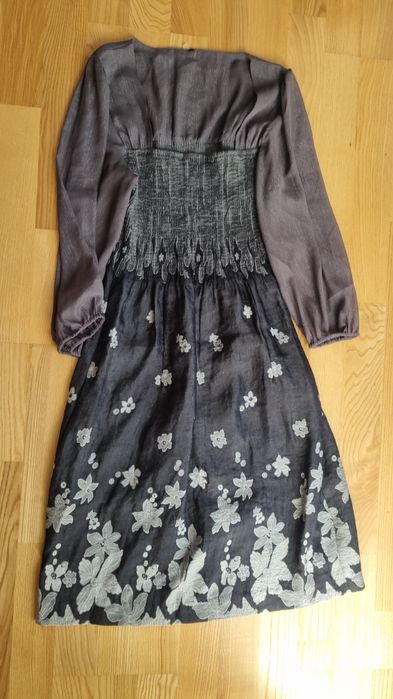 Elegancka sukienka z ażurowymi rękawami  M