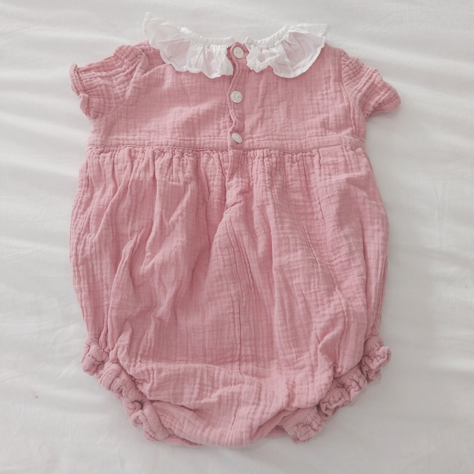 Fofo musseline cor de rosa com gola de folhos