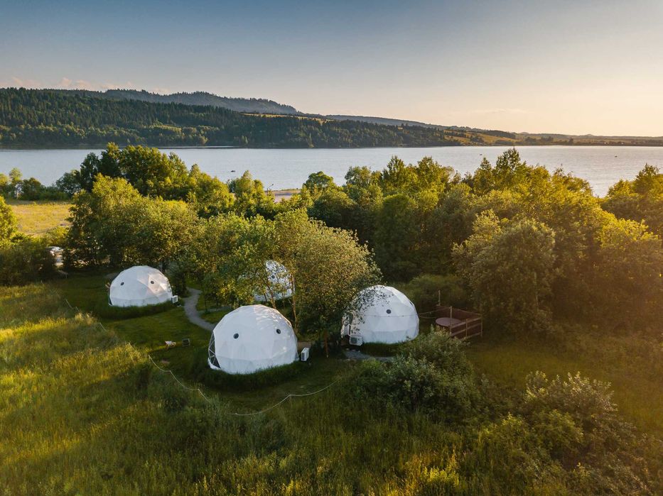 Glamping z jacuzzi nad jeziorem czorsztyńskim. Domki kopułowe, kominek