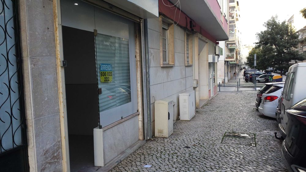 Loja em Benfica - Loja de rua com água e luz