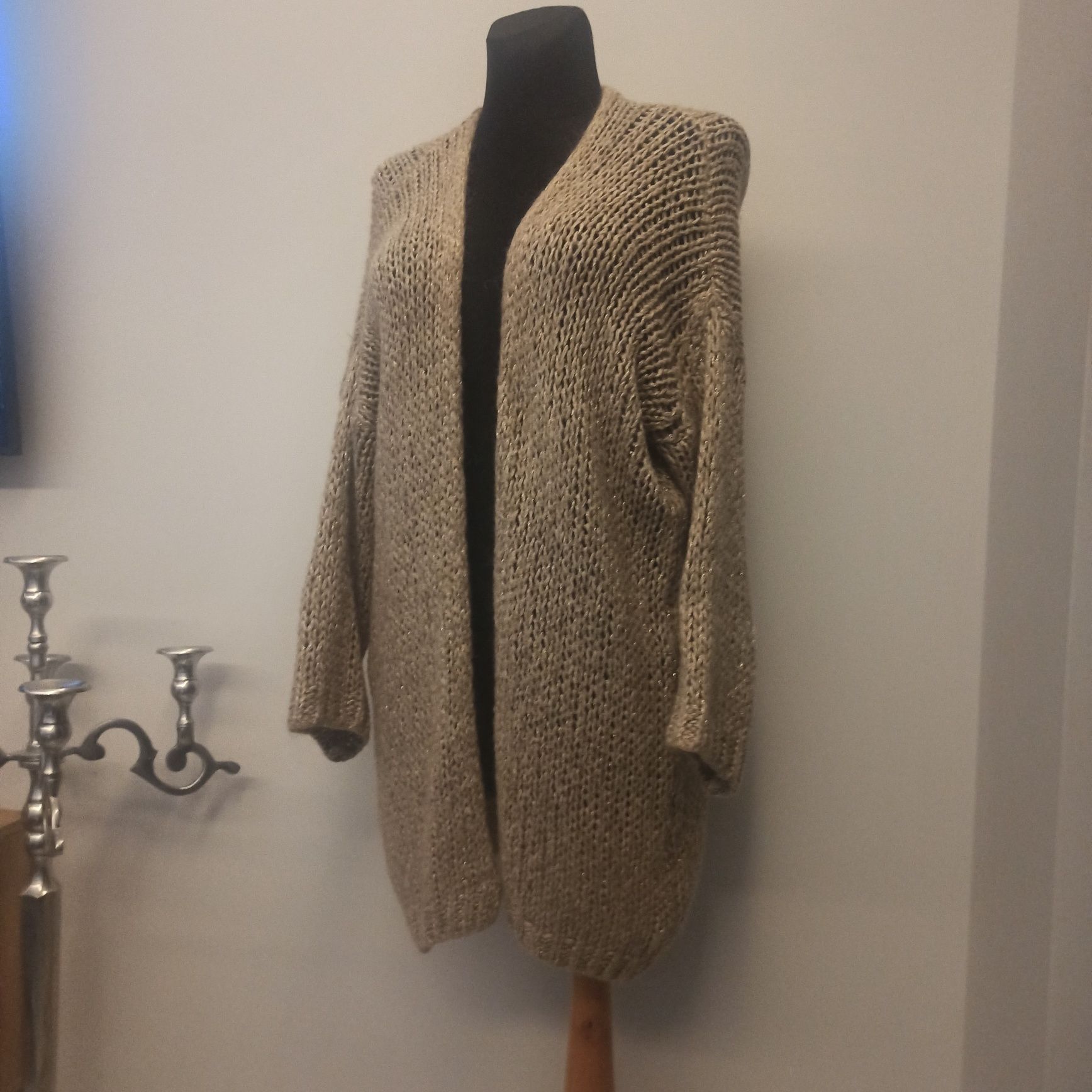 Długi beżowy sweter kardigan