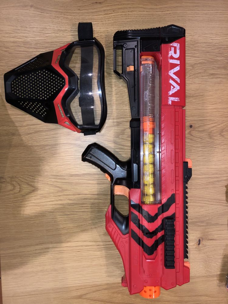 Nerf rival, com oculos de proteção