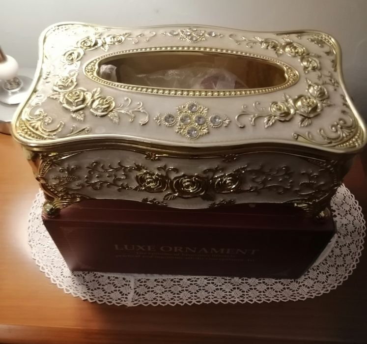 Caixa lindérrima em Acrílico dourada com um toque de luxo